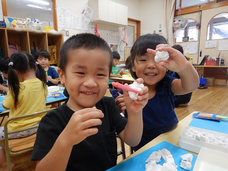 粘土で遊ぶ子どもたち