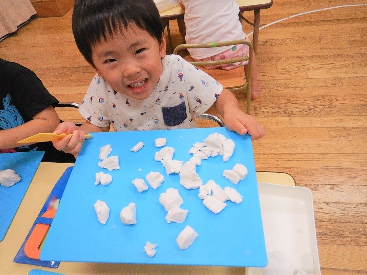 粘土で遊ぶ男の子