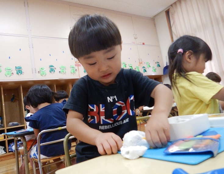 粘土で遊ぶ男の子