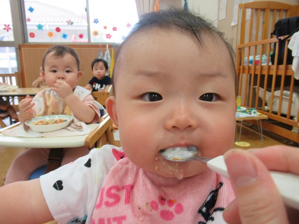 女の子　食事をしてる