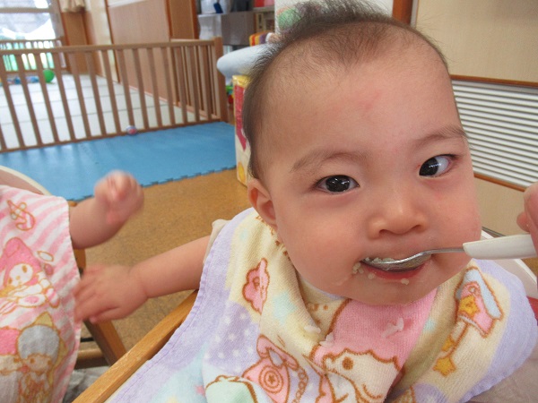 女の子　食事をしてる