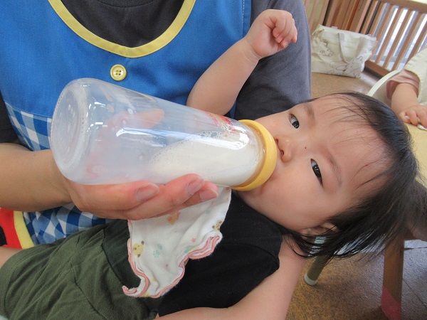 男の子　ミルクを飲んでいる