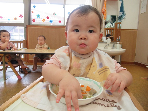 女の子　手づかみ食べにチャレンジ