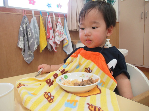 男の子　スプーン食べにチャレンジ