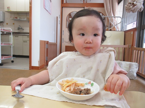 女の子　スプーン食べにチャレンジ