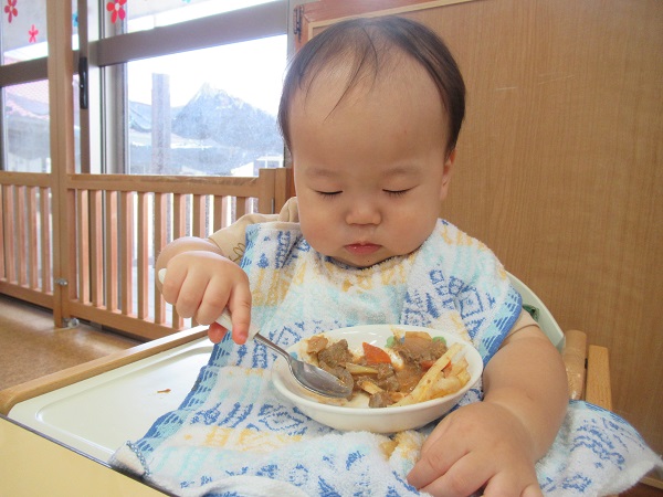 男の子　スプーン食べにチャレンジ