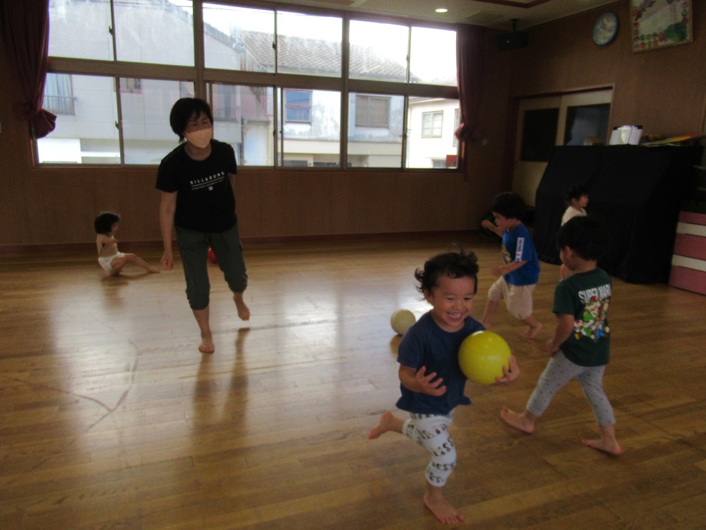 ボールで遊んでいる