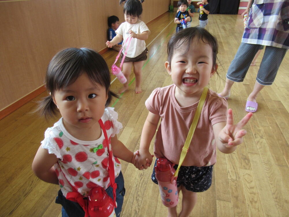 手を繋いでいる