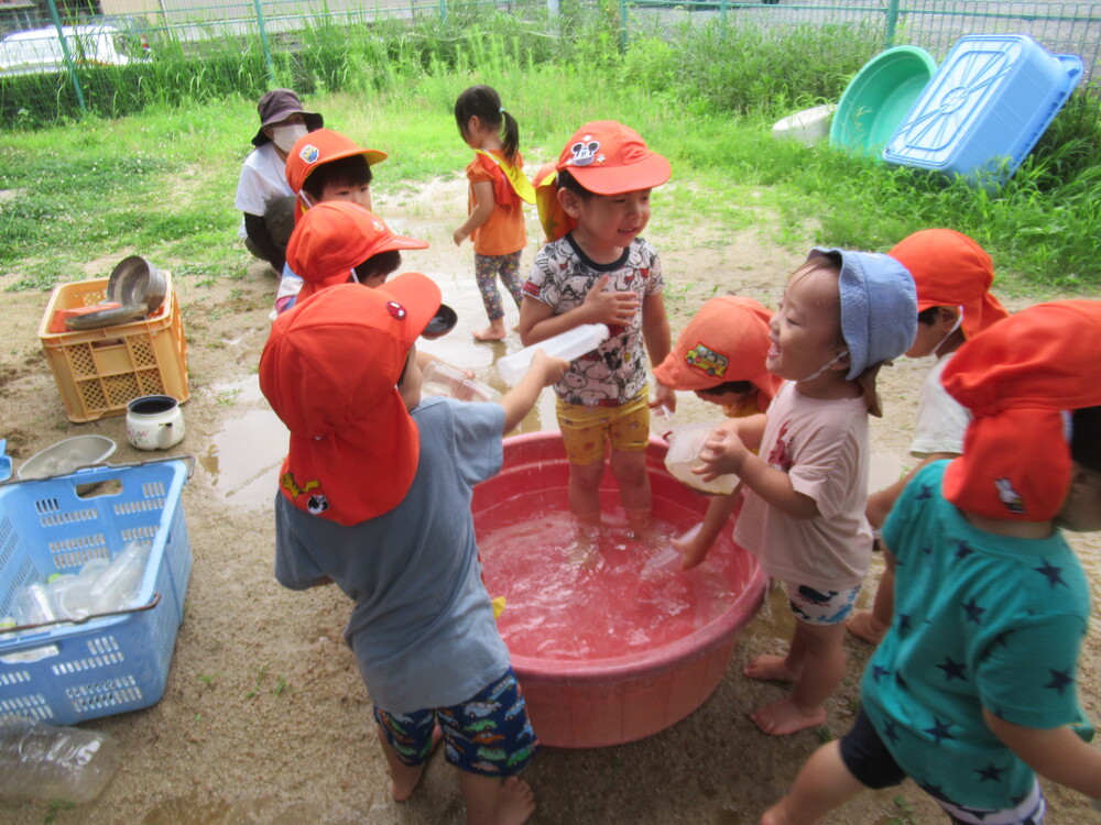 水遊びをしている