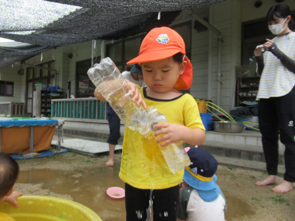 水遊びをしている