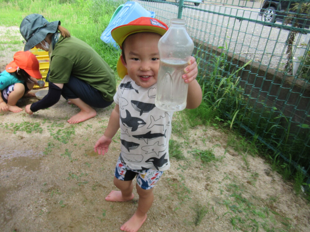 水遊びをしている