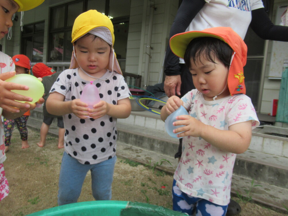 水風船で遊んでいる