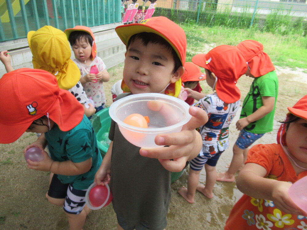 水風船で遊んでいる