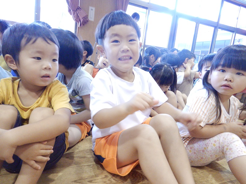樽太鼓の真似をする男の子