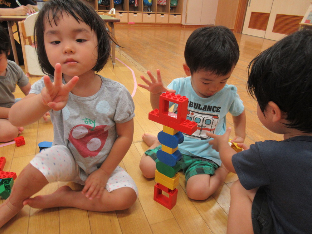 ブロックで遊んでいる