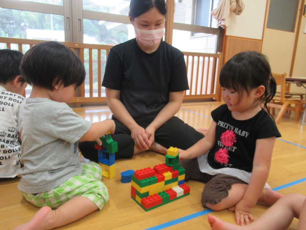 ブロックで遊んでいる