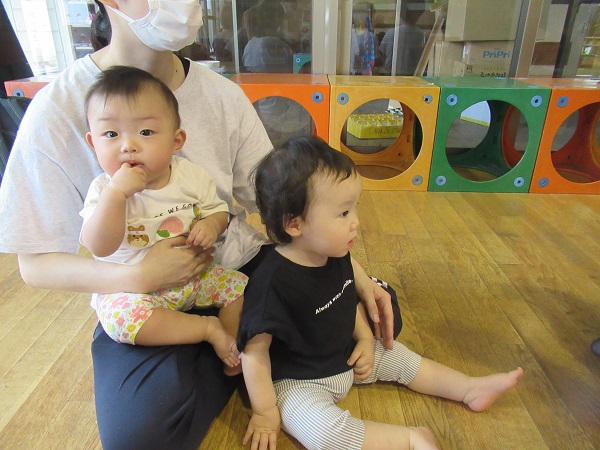 女の子二人座っている