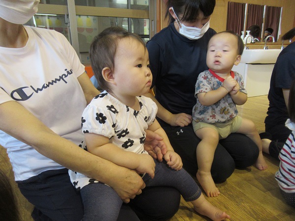 女の子が前を見ている