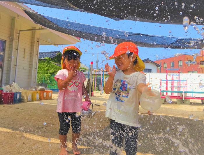 水遊びをする子どもたち