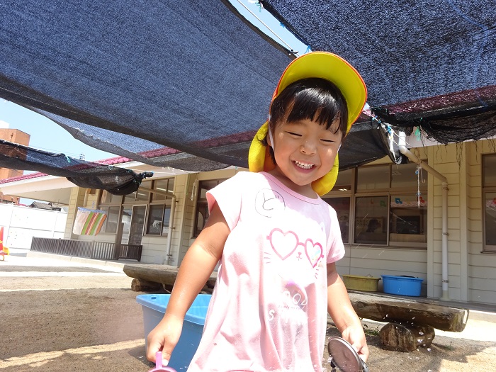 水遊びをする女の子
