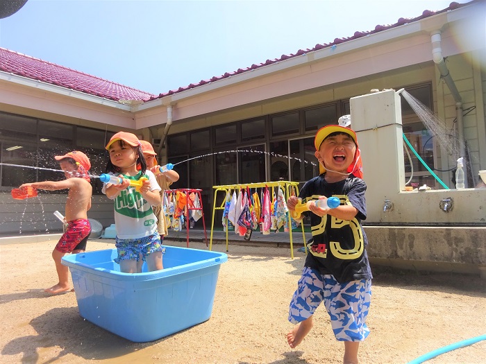 水遊びを楽しむ子どもたち