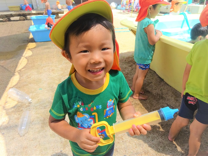 水鉄砲をする男の子