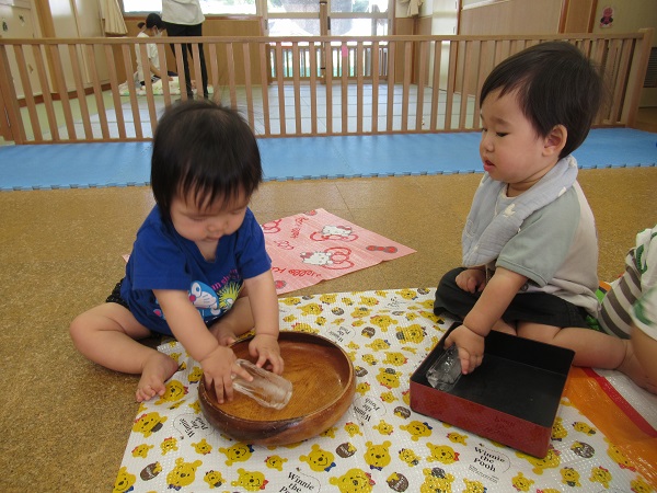 男の子2人氷を触る