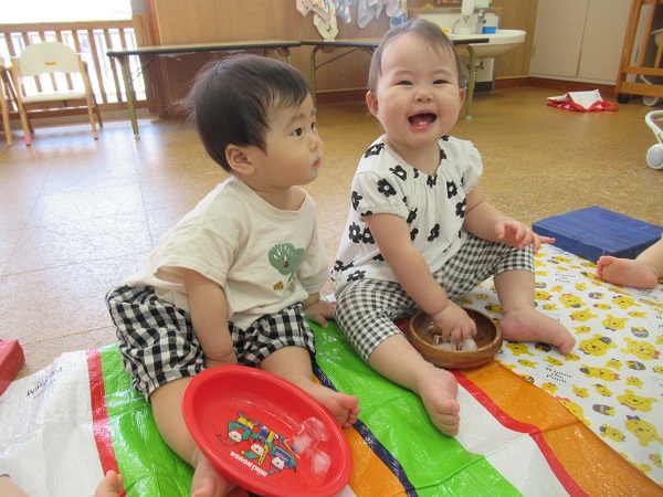 氷を触ってつめたい