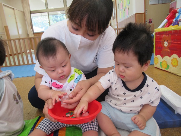 小さな氷を触る