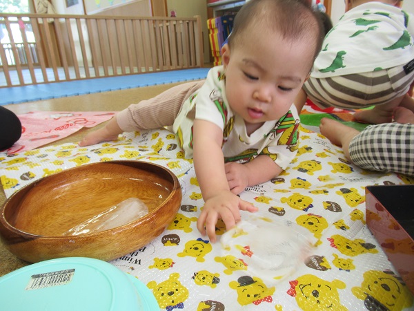 女の子、氷に手をのばす