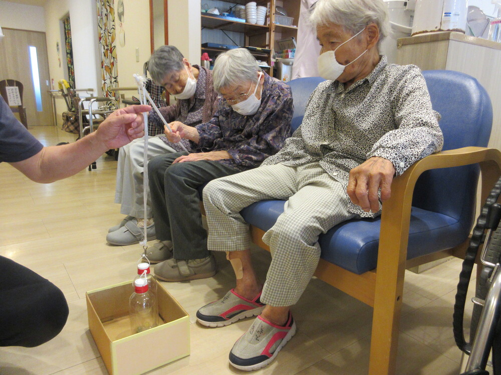 ペットボトルを釣り上げて箱に入れる様子2