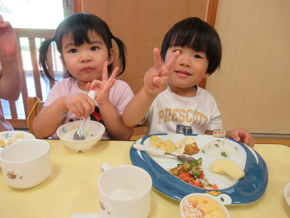 給食を食べている