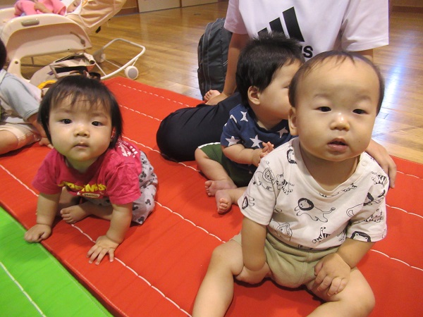 保育者の出し物を見る子ども達