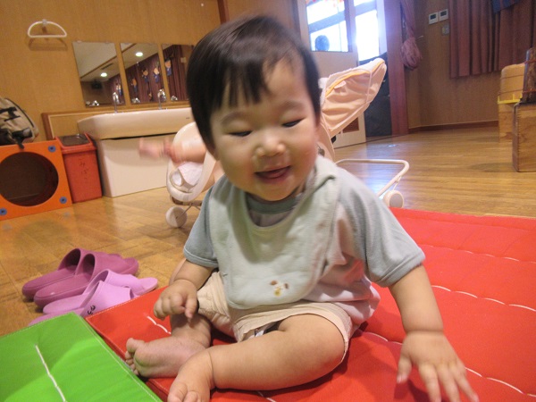 保育者の出し物を嬉しそうに見る子ども達