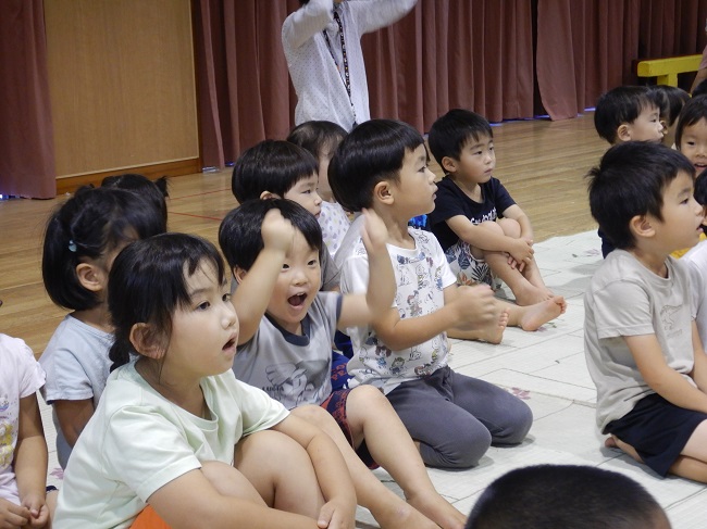 樽太鼓を見る子ども