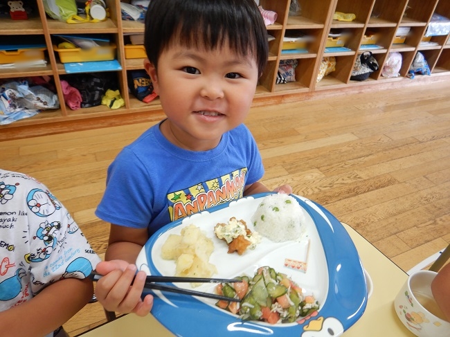 給食を食べる男の子