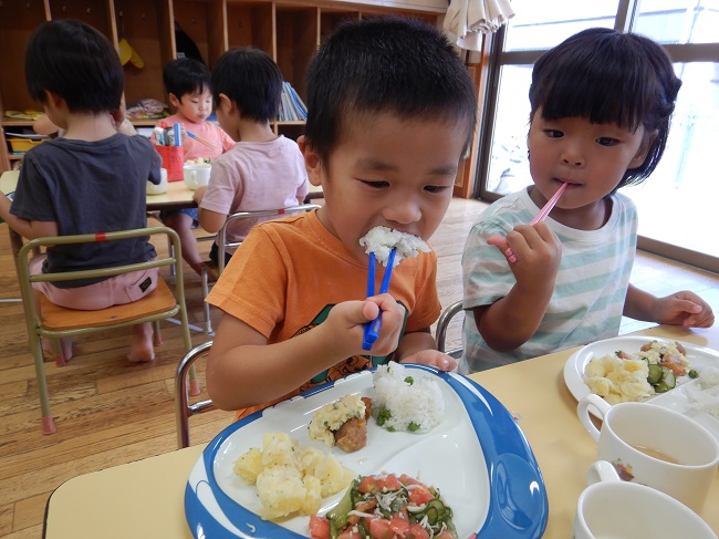 給食を食べる子ども