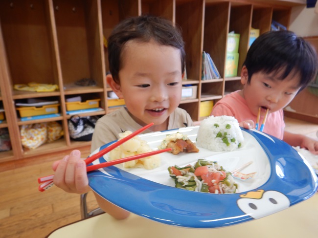 給食を食べる子ども