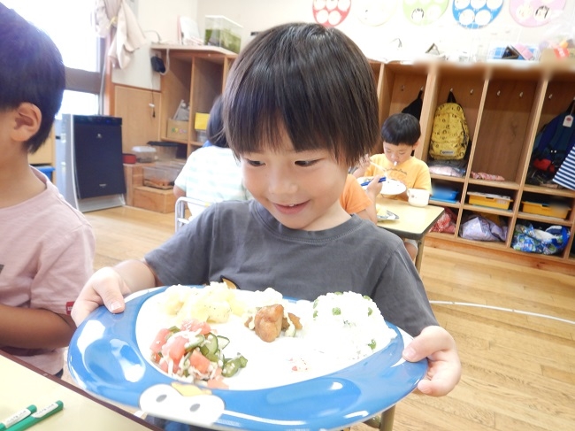 給食を食べる子ども