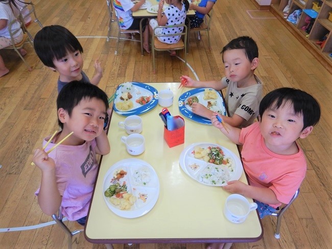 給食を食べる子ども