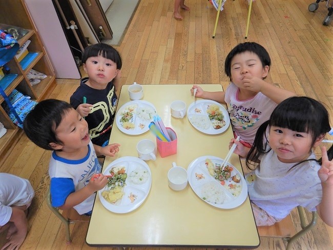 給食を食べる子ども