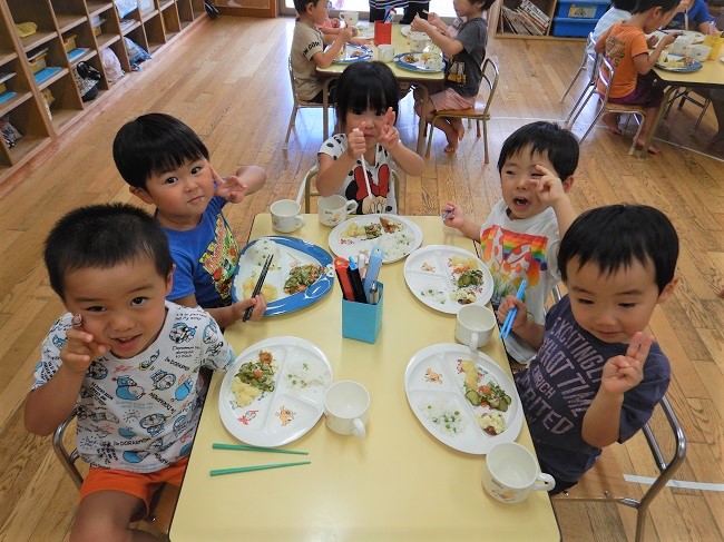 給食を食べる子ども