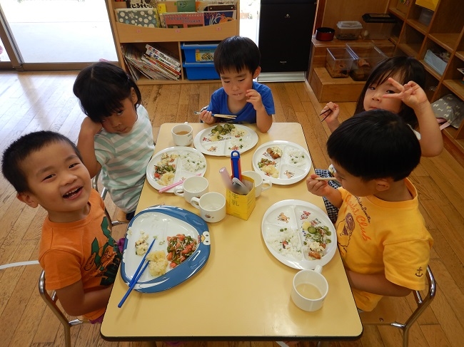 給食を食べる子ども