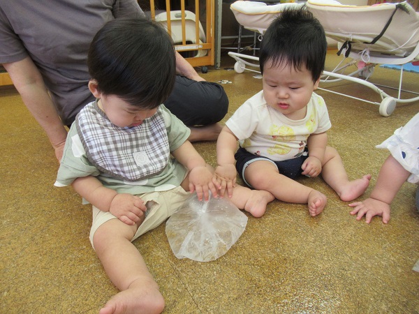 男の子2人が袋を見る