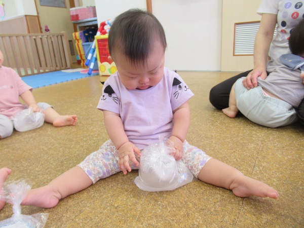 女の子が袋を見る