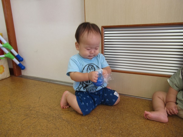 男の子が袋を握る