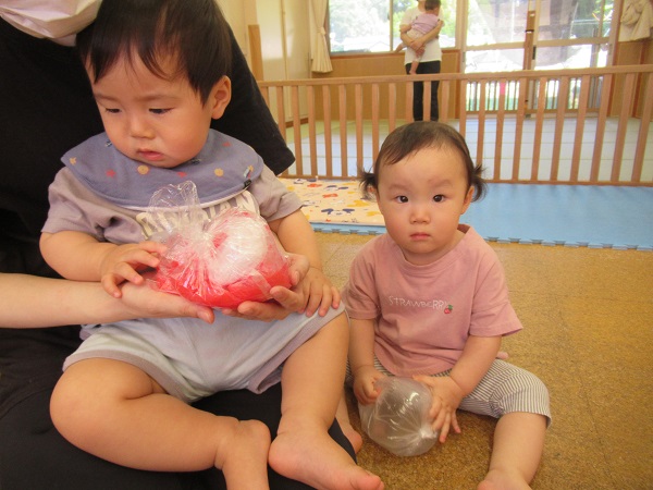 子どもが二人袋を持つ