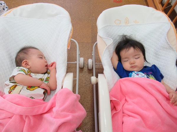 子ども二人が寝ている