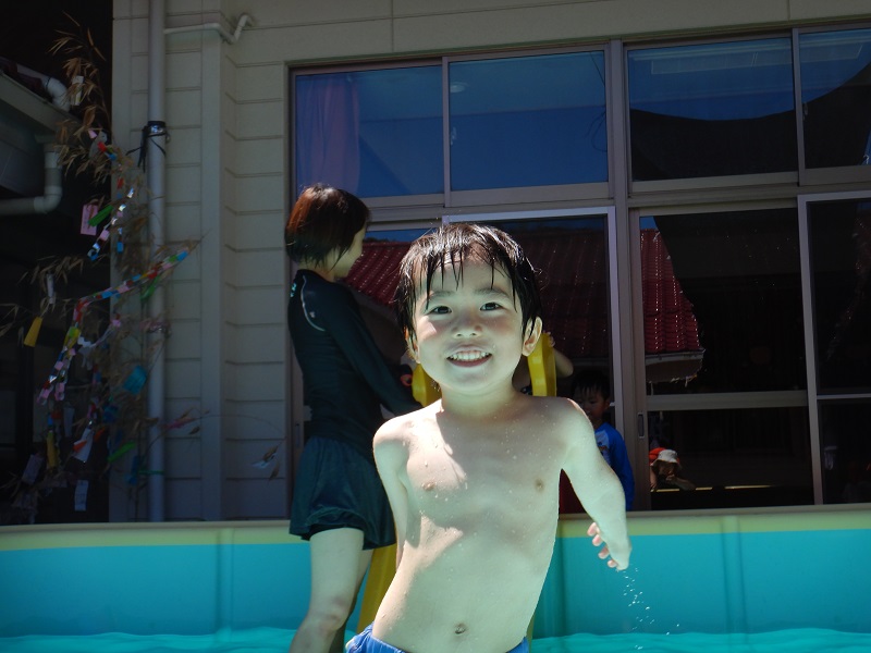 嬉しそうな男の子