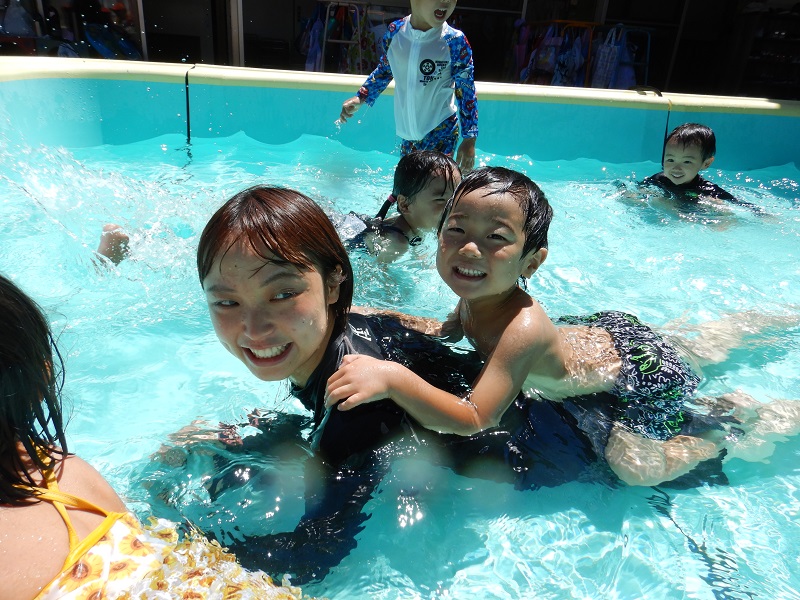 保育者の上に乗る男の子